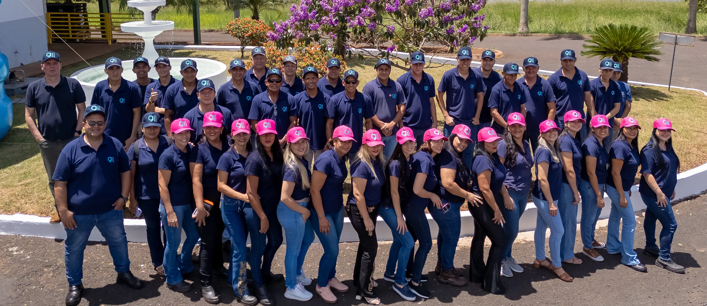Equipe da Goyá reunida em frente à Fonte dos Desejos, na fábrica em Bom Jesus de Goiás
