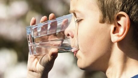 Água é a bebida mais recomendada por pediatras e nutricionistas