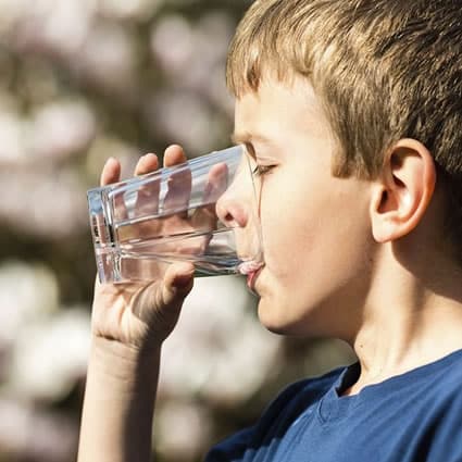 Água é a bebida mais recomendada por pediatras e nutricionistas