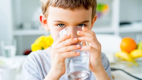 Consumir água pode diminuir risco de sobrepeso infantil