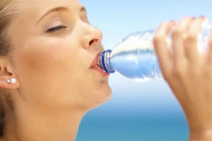Quais benefícios o consumo de água proporciona em cada momento do dia?